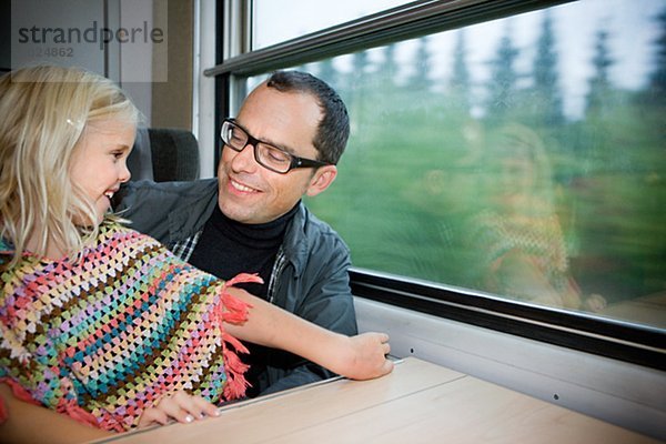 Vater mit Tochter Reisen auf high-Speed-Zug