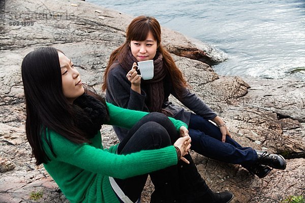 Zwei junge Frauen trinken Kaffee auf Reise