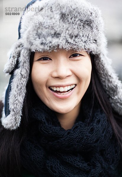 Portrait of happy Junge Frau trägt Fell Hut