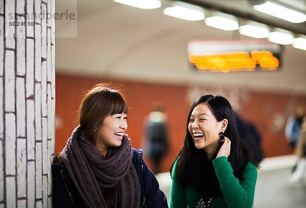 Frau 2 jung Metro Haltestelle Haltepunkt Station