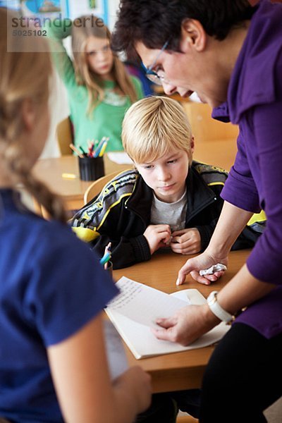 Lehrer und Schüler im Klassenzimmer