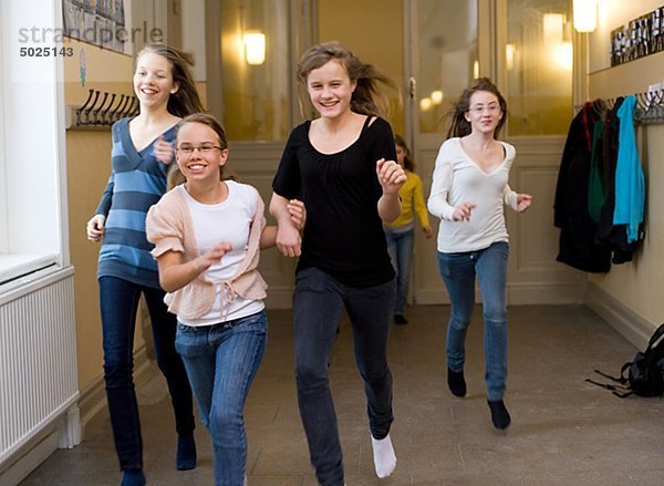 Girls ausführen im Korridor während der Pause