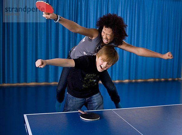 Tischtennis Jugendlicher Junge - Person Mädchen spielen