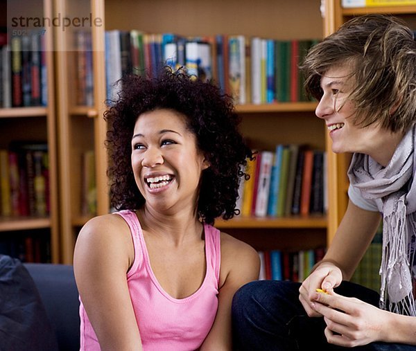 männlicher Teenager und Girl lachen