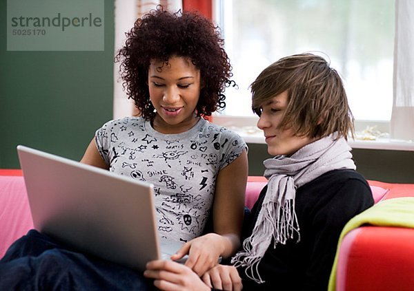 Teenager und junge Blick auf laptop
