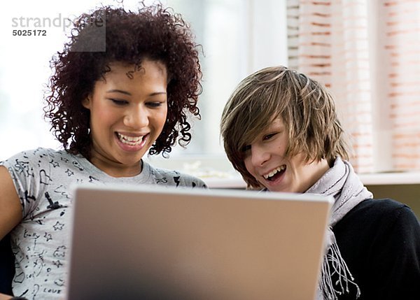 Teenager und junge Blick auf laptop