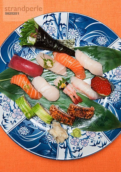 Auswahl von Sushi auf Platte