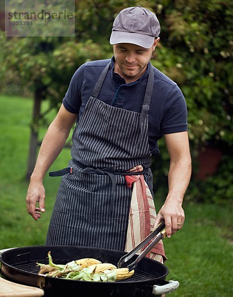 Mann mit Barbecue-grill