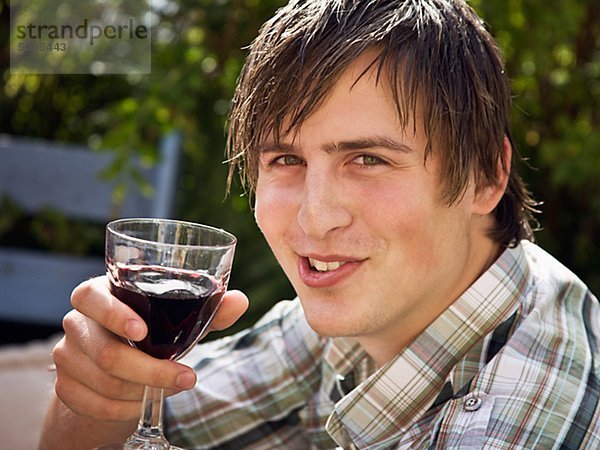 Mann mit Glas Wein  Nahaufnahme  portrait