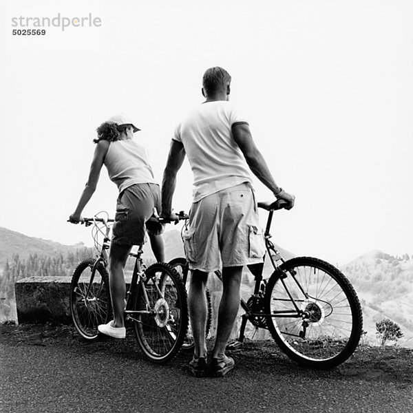 Paar mit Fahrrad