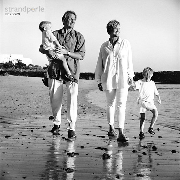 Eltern mit Kinder am Strand