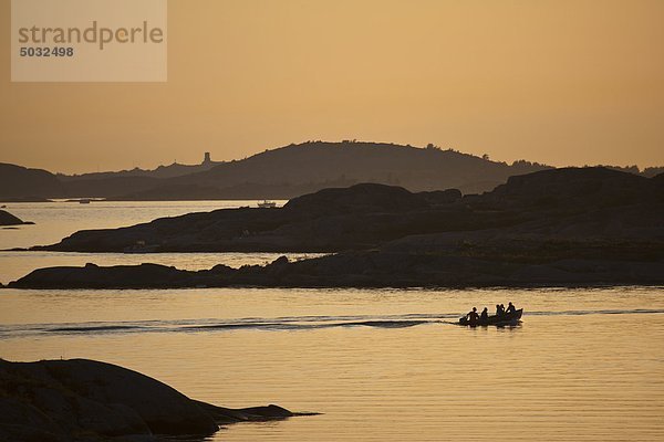 Archipel mit Boot bei Sonnenuntergang
