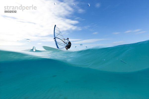 Windersurfer über Meer Surfen