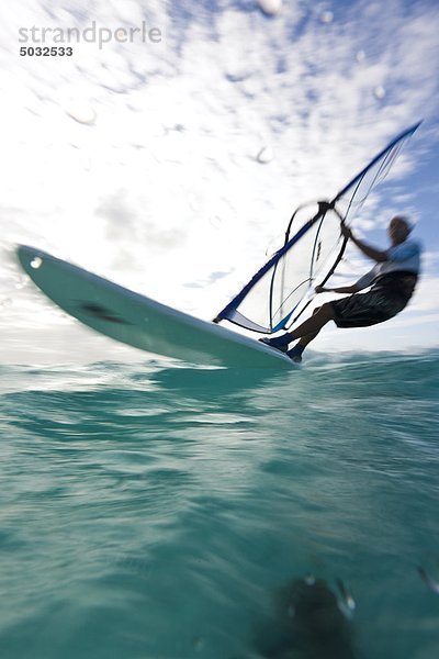 Windersurfer über Meer Surfen