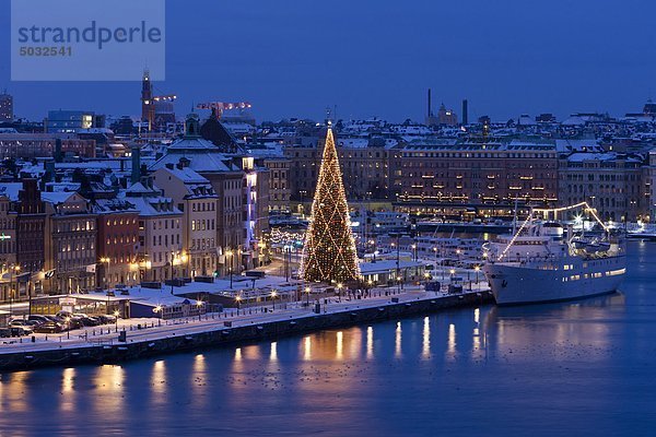 Ansicht der beleuchteten Weihnachtsbaum im Hafen