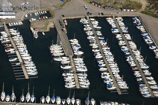 Luftbild von Segelbooten im Hafen