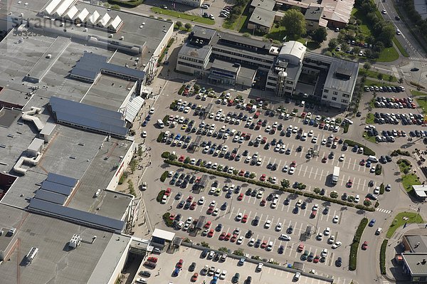 Luftbild des Shopping-Mall mit Autos auf Parkplatz
