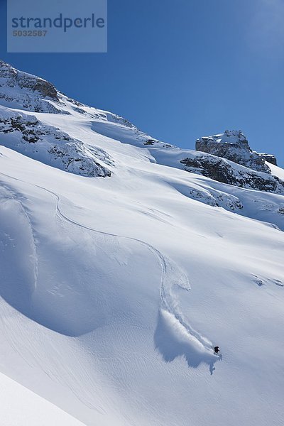 Skifahrer Skifahren auf durch Hang