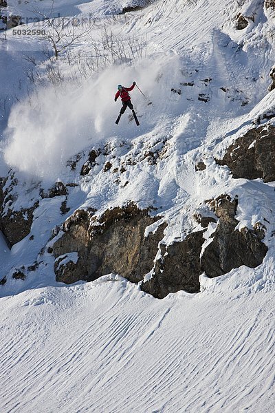 Skifahrer springen