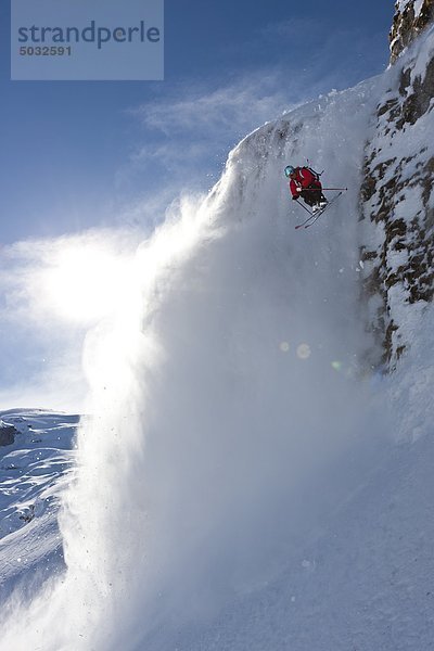 Skifahrer springen