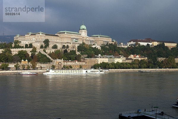 Ansicht der Fähre auf Fluss Palast im Hintergrund