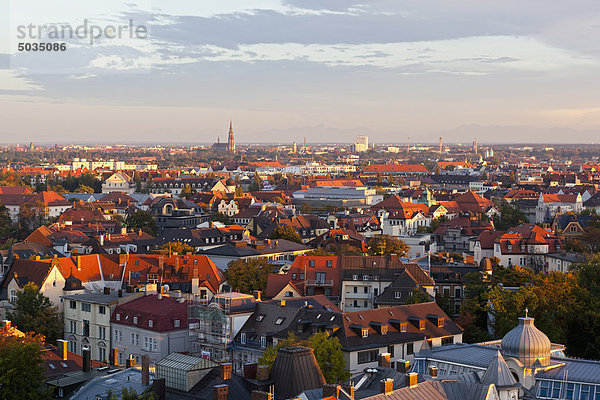 Deutschland  Bayern  München  Blick auf das Stadtbild mit überfüllten Häusern und Dach