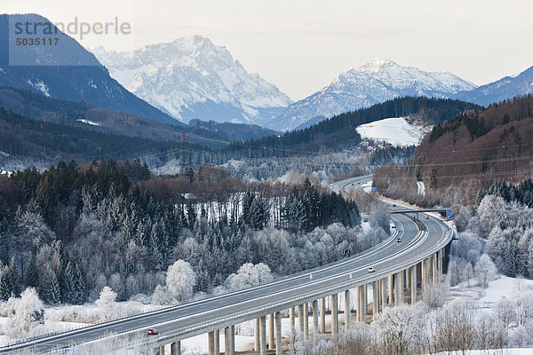 Deutschland  Bayern  Zugspitze  Blick auf die Autobahn Richtung Wettersteingebirge