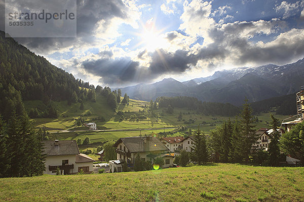 Österreich  Tirol  Nauders  Dorfansicht mit Bergen im Hintergrund