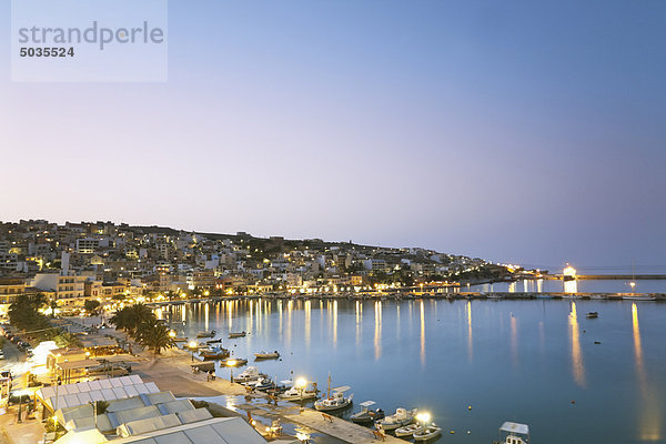 Griechenland  Kreta  Sitia  Blick auf die Stadt mit Hafen in der Abenddämmerung