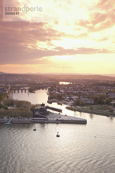 Koblenz  Ehrenbreitstein  Blick auf German Corner mit Seilbahn über zwei Flüsse bei Sonnenuntergang