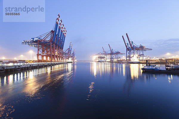 Deutschland  Hamburg  Burchardkai  Blick auf das Containerschiff im Hafen