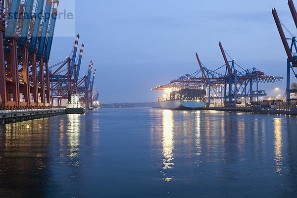 Deutschland  Hamburg  Burchardkai  Blick auf das Containerschiff im Hafen