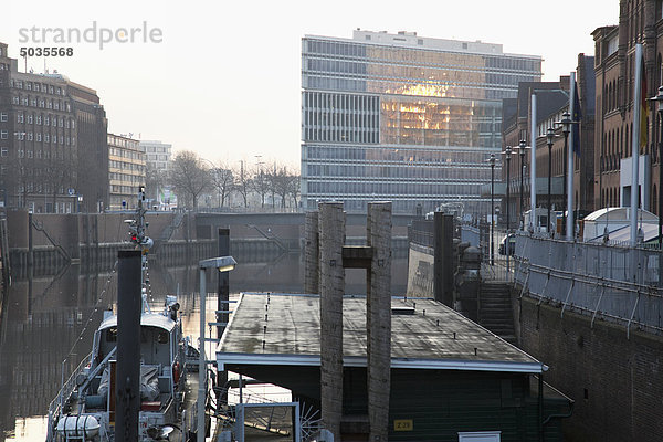 Deutschland  Hamburg  Ansicht Bürogebäude Deichtor und Boot im Vordergrund