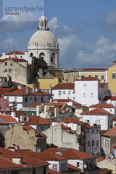 Portigal  Lissabon  Blick über die Altstadt von Alfama zur Kirche von Santa engracia