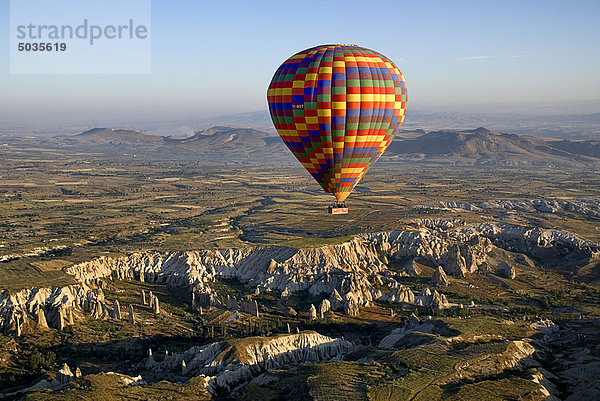 Türkei  Kappadokien  Goreme  Blick auf Heißluftballons