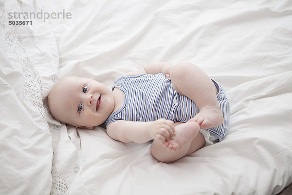 (2-5 Monate) Junge im Bett  Portrait