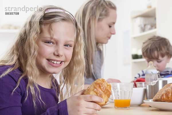 Deutschland  Bayern  München  Mutter  Tochter und Sohn beim Frühstück