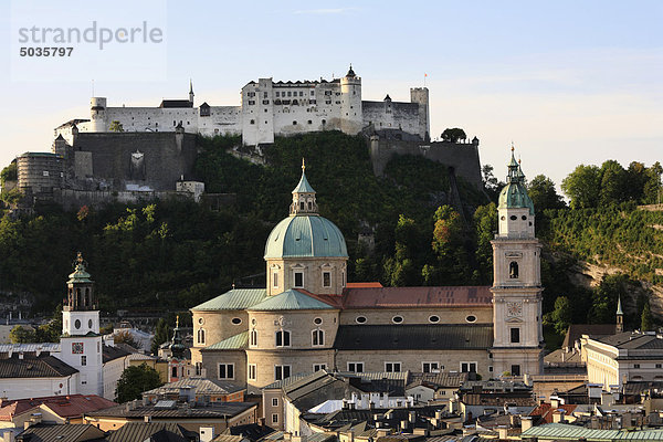 Österreich  Salzburg  Österreich  Blick auf Schloss und Dom Hohensalzburg