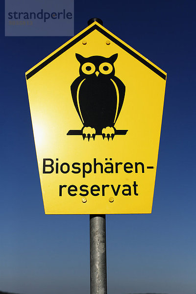 Deutschland  Thüringen  Rhön  Text Biosphärenreservat auf Schild  Nahaufnahme