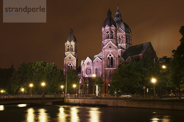 Deutschland  Bayern  München  Blick auf die St. Lukas Kirche am Fluss Isar bei Nacht