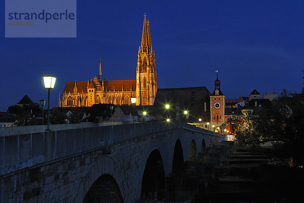 Deutschland  Bayern  Oberpfalz  Regensburg  Blick auf Brückentor und Dom mit Steinbrücke auf der Donau bei Nacht