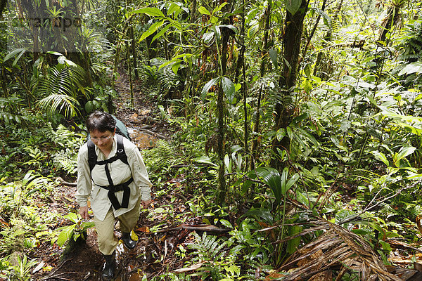 Costa Rica  Las Horquetas  Rara Avis  Frau mit Rucksack im Regenwald