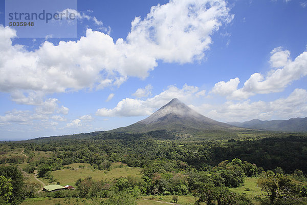 Costa Rica  Blick auf die aktive Vulkanarena bei Fortuna