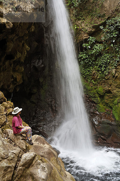 Costa Rica  Guanacaste  Rincon de la Vieja  Hacienda Guachipelin  Blick auf Wasserfall