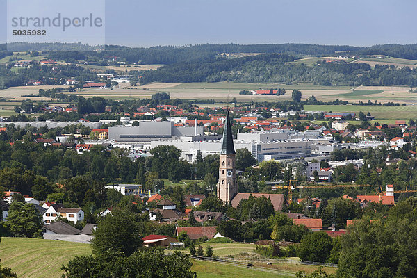 Deutschland  Niederbayern  Blick auf das Dingolfing mit BWM-Anlage