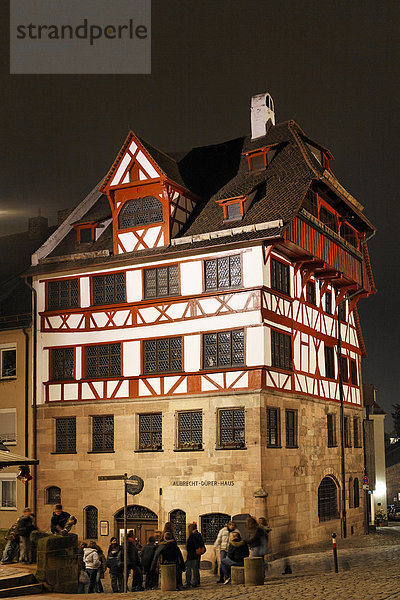 Deutschland  Bayern  Franken  Nürnberg  Menschen bei Albrecht Dürer's Haus