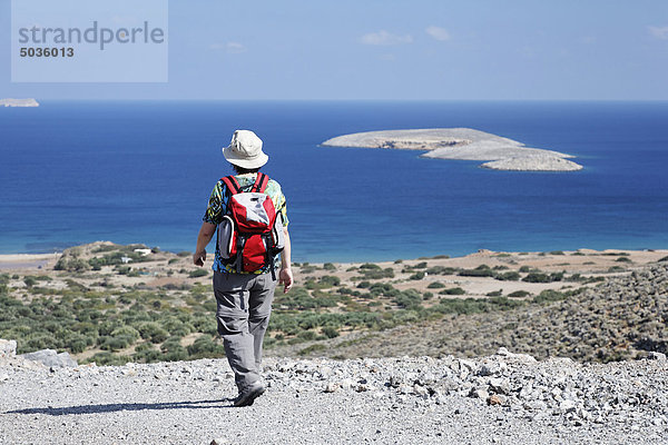 Griechenland  Kreta  Palekastro  Reife Frau beim Wandern am Meer