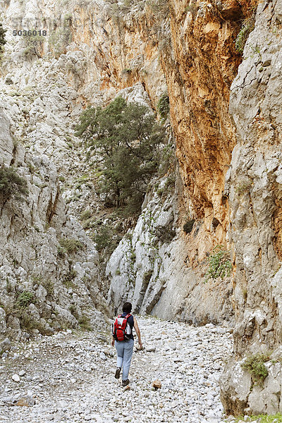 Griechenland  Kreta  Kritsas Schlucht  Reife Frau beim Wandern in der Nähe der Schlucht