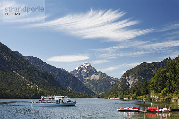 Österreich  Tirol  Tourist im Boot auf dem Plansee bei Reutte