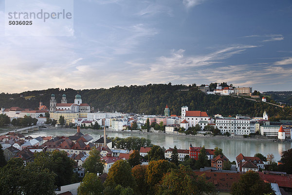 Deutschland  Niederbayern  Passau  Gebäude- und Donauansicht